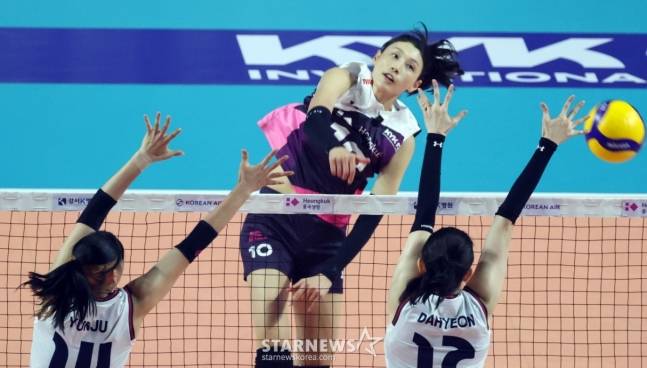 김연경(가운데)이 득점을 하고 있다. /사진=강영조 선임기자