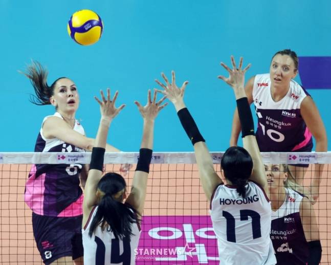 나탈리아 곤차로바(왼쪽)가 강스파이크를 시도하고 있다. /사진=강영조 선임기자