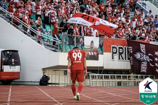 퇴장 당한 부산아이파크 손석용. /사진=한국프로축구연맹 제공