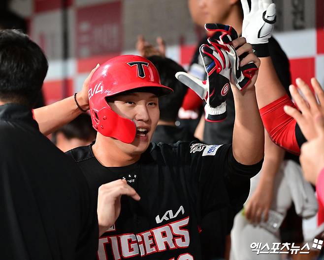 6일 오후 서울 구로구 고척스카이돔에서 열린 '2025 신한 SOL Bank KBO리그' KIA 타이거즈와 키움 히어로즈의 경기, 8회초 무사 1,2루 KIA 오선우가 김규성의 1타점 적시타때 득점에 성공한 후 더그아웃에서 하이파이브를 하고 있다. 엑스포츠뉴스 DB
