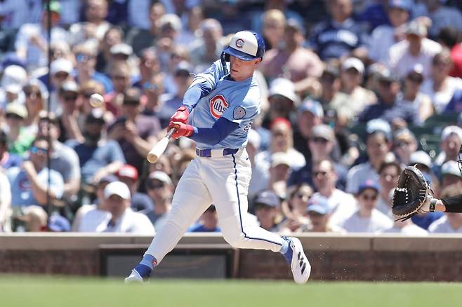 컵스 외야수 피트 크로우-암스트롱이 17일 미국 일리노이주 시카고의 리글리필드에서 열린 2025 미국프로야구 메이저리그(MLB) 시카고 화이트삭스와의 홈경기에 1번타자 겸 중견수로 선발 출전해 5타수 4안타(1홈런) 6타점 2득점으로 팀의 13-3 대승을 이끌었다. AFP 연합뉴스