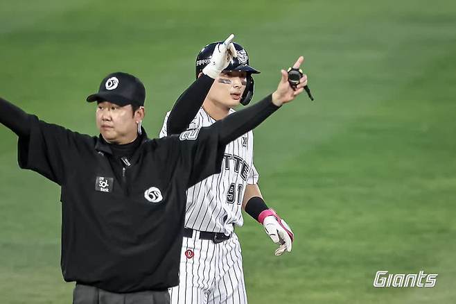 롯데 자이언츠 외야수 윤동희가 17일 부산 사직야구장에서 열린 2025 신한 SOL Bank KBO리그 삼성 라이온즈와의 팀 간 5차전 및 더블헤더 2차전에서 3회말 2타점 2루타를 기록한 뒤 세리머니를 하고 있다. 사진 롯데 자이언츠