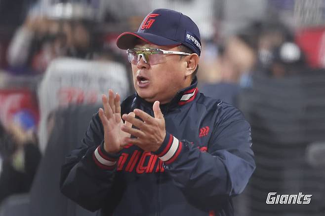 김태형 감독이 이끄는 롯데 자이언츠가 17일 부산 사직야구장에서 열린 2025 신한 SOL Bank KBO리그 삼성 라이온즈와의 더블헤더 1, 2차전을 모두 승리하고 2연승을 내달렸다. 사진 롯데 자이언츠