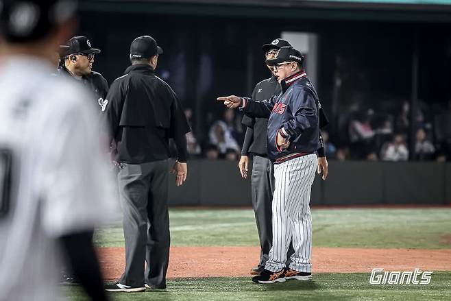 김태형 감독이 이끄는 롯데 자이언츠가 17일 부산 사직야구장에서 열린 2025 신한 SOL Bank KBO리그 삼성 라이온즈와의 더블헤더 1, 2차전을 모두 승리하고 2연승을 내달렸다. 사진 롯데 자이언츠