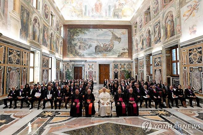 레오 14세 교황과 바티칸 주재 외교단 (바티칸 로이터=연합뉴스) 레오 14세 교황이 16일(현지시간) 바티칸 주재 외교단과 알현 행사를 마친 뒤 기념사진을 찍고 있다. 2025.05.16 photo@yna.co.kr [바티칸 미디어 제공. 재판매 및  DB 금지]