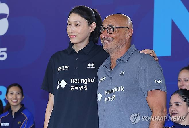 김연경과 아본단자 감독 (인천=연합뉴스) 임순석 기자 = 김연경이 16일 인천 삼산월드체육관에서 열린 'KYK 인비테이셔널 2025 미미어데이'에서 여자배구 세계올스타팀 마르첼로 아본단자(이탈리아)감독과 포즈를 취하고 있다. 2025.5.16 soonseok02@yna.co.kr