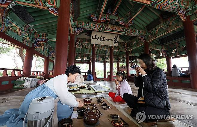 경포대에서 마시는 전통차 [연합뉴스 자료사진]
