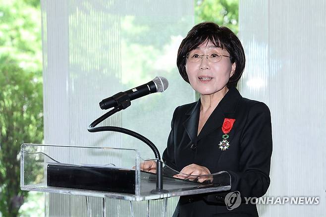 인사말 하는 최정화 CICI 이사장 (서울=연합뉴스) 류효림 기자 = 최정화 한국이미지커뮤니케이션연구원 이사장이 15일 서울 서대문구 주한프랑스대사관에서 열린 수훈식에서 '레지옹 도뇌르 오피시에' 훈장을 받은 뒤 인사말을 하고 있다. 2025.5.15 [공동취재] ryousanta@yna.co.kr