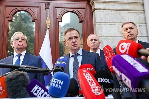 종전협상에 앞서 언론 인터뷰 중인 메딘스키 보좌관 [타스=연합뉴스. 재판매 및 DB 금지]