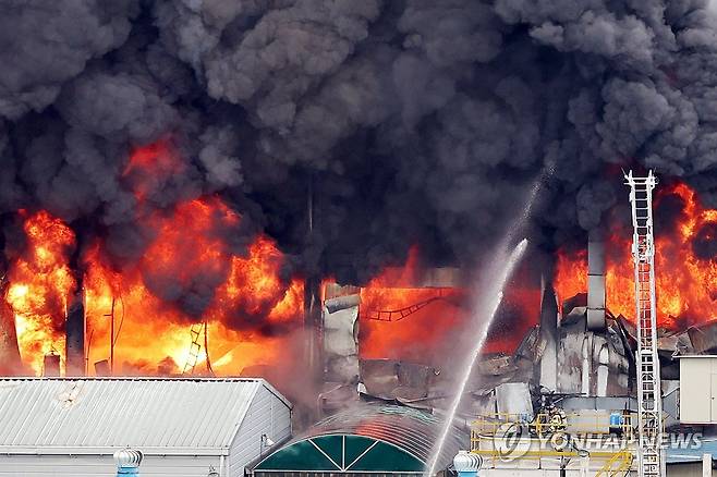 금호타이어 광주공장 화재 (광주=연합뉴스) 정다움 기자 = 17일 오전 광주 광산구 송정동 금호타이어 광주공장에서 불이 나 검은 연기가 치솟고 있다.
    소방 당국은 광주 전체 소방서 인력을 동원하는 대응 2단계를 발령해 진화 중이다. 2025.5.17 daum@yna.co.kr