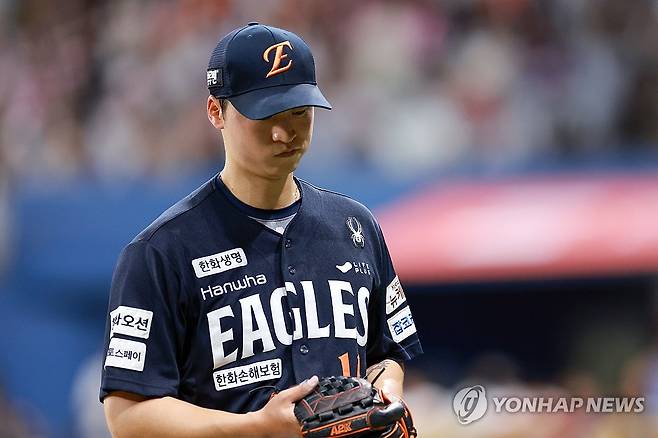 4회말에 마운드 내려가는 엄상백 (서울=연합뉴스) 신현우 기자 = 9일 서울 고척스카이돔에서 열린 프로야구 2025 신한 SOL 뱅크 KBO리그 한화 이글스와 키움 히어로즈의 경기.
    4회말 2사 키움 송성문 타석을 앞두고 한화 선발투수 엄상백이 조동욱과 교체되고 있다. 2025.5.9 nowwego@yna.co.kr