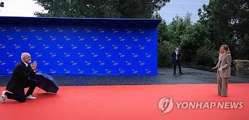 멜로니 총리를 무릎꿇고 환영하는 라마 총리 [AFP 연합뉴스. 재판매 및 DB 금지]