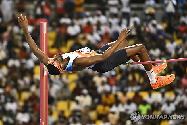 매큐언, 도하 다이아몬드리그 남자 높이뛰기 우승 (도하 EPA=연합뉴스) 매큐언이 17일(한국시간) 카타르 도하에서 열린 도하 다이아몬드리그 남자 높이뛰기 경기에서 바를 넘고 있다.