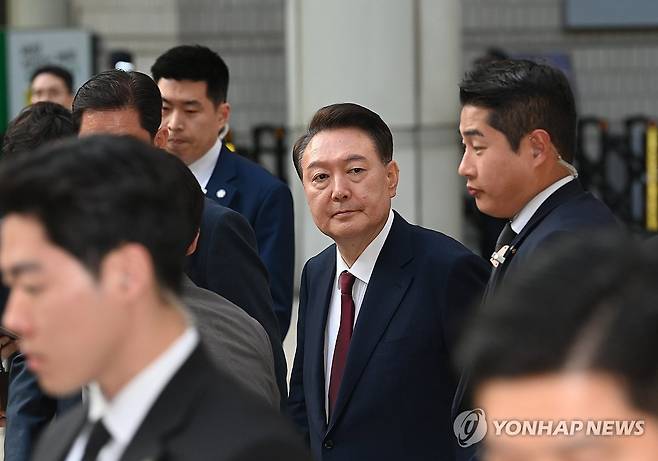 3차 공판 마친 윤석열 전 대통령 (서울=연합뉴스) 윤석열 전 대통령이 12일 서울 서초구 중앙지방법원에서 열린 내란 우두머리 혐의, 직권남용 권리행사방해 혐의 사건 3차 공판을 마친 뒤 법정을 나서고 있다. 2025.5.12 [사진공동취재단] photo@yna.co.kr