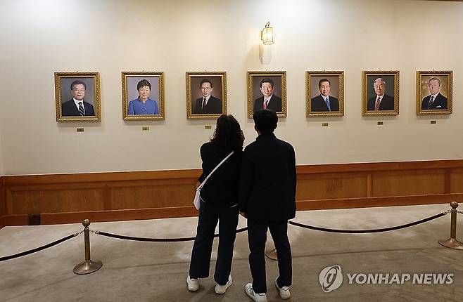 역대 대통령 초상화 (서울=연합뉴스) 서명곤 기자 = 9일 서울 종로구 청와대 본관에서 관람객들이 역대 대통령들의 초상화를 구경하고있다. 2025.4.9 seephoto@yna.co.kr