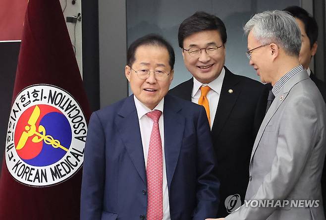 대한의사협회 간담회 참석하는 홍준표 후보 (서울=연합뉴스) 이정훈 기자 = 국민의힘 홍준표 대선 경선 후보가 22일 서울 용산구 대한의사협회에서 열린 간담회에 참석하고 있다. 왼쪽부터 홍 후보, 김대식 의원, 김택우 대한의사협회장. 2025.4.22 uwg806@yna.co.kr