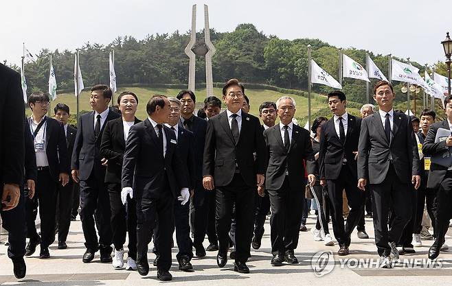 이재명 후보,  5·18 민주묘지 참배 (광주=연합뉴스) 황광모 기자 = 더불어민주당 이재명 대선 후보가 17일 광주 북구 5·18 민주묘지에서 추모탑을 참배한 뒤 이동하고 있다. 2025.5.17 [공동취재] hkmpooh@yna.co.kr