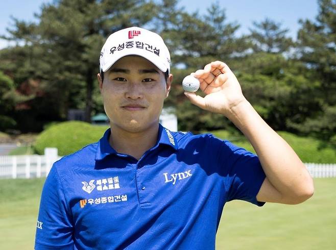 홀인원 기록한 이규민 이규민이 17일 제주도 서귀포 핀크스 골프클럽(파71·7천326야드)에서 열린 한국프로골프(KPGA) 투어 2025 KPGA SK텔레콤 오픈 2025 1라운드에서 생애 첫 홀인원을 기록한 뒤 포즈를 취하고 있다. [KPGA 제공. 재배포 및 DB 금지]