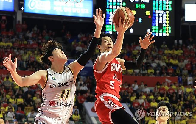 레이업 하는 김선형 (서울=연합뉴스) 최재구 기자 = 17일 서울 잠실학생체육관에서 열린 2024∼2025시즌 프로농구 서울 SK 나이츠와 창원 LG 세이커스의 챔피언결정전 7차전 경기에서 SK 김선형이 레이업을 하고 있다. 2025.5.17 jjaeck9@yna.co.kr