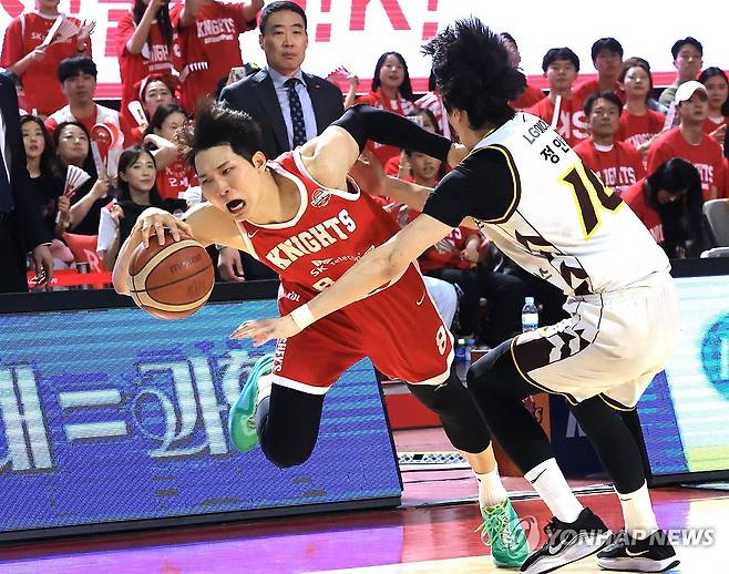 돌파시도하는 안영준 (서울=연합뉴스) 최재구 기자 = 17일 서울 잠실학생체육관에서 열린 2024∼2025시즌 프로농구 서울 SK 나이츠와 창원 LG 세이커스의 챔피언결정전 7차전 경기에서 SK 안영준이 돌파를 시도하고 있다. 2025.5.17 jjaeck9@yna.co.kr