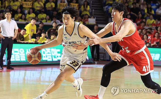 돌파 시도하는 타마요 (서울=연합뉴스) 최재구 기자 = 17일 서울 잠실학생체육관에서 열린 2024∼2025시즌 프로농구 서울 SK 나이츠와 창원 LG 세이커스의 챔피언결정전 7차전 경기에서 LG 타마요가 돌파를 시도하고 있다. 2025.5.17 jjaeck9@yna.co.kr