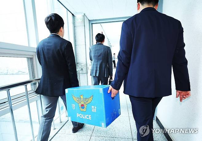 경찰, '양평 고속도로 특혜 의혹' 양평군청 압수수색 (양평=연합뉴스) 홍기원 기자 = 서울~양평 고속도로 노선 변경과 관련한 특혜 의혹을 수사 중인 경찰이 16일 경기도 양평군청 압수수색을 마친 뒤 압수품을 옮기고 있다.
    경기남부경찰청 반부패·경제범죄수사대는 이날 이 사건 수사를 위해 국토교통부와 양평군청, 용역업체인 경동엔지니어링 등을 압수수색 했다. 2025.5.16 xanadu@yna.co.kr