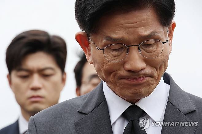 김문수와 김용태 (광주=연합뉴스) 박동주 기자 = 국민의힘 김문수 대선 후보와 김용태 비상대책위원장이 17일 광주 북구 국립 5·18 민주묘지를 찾아 박관현 열사 묘역에서 참배하고 있다. 2025.5.17 pdj6635@yna.co.kr