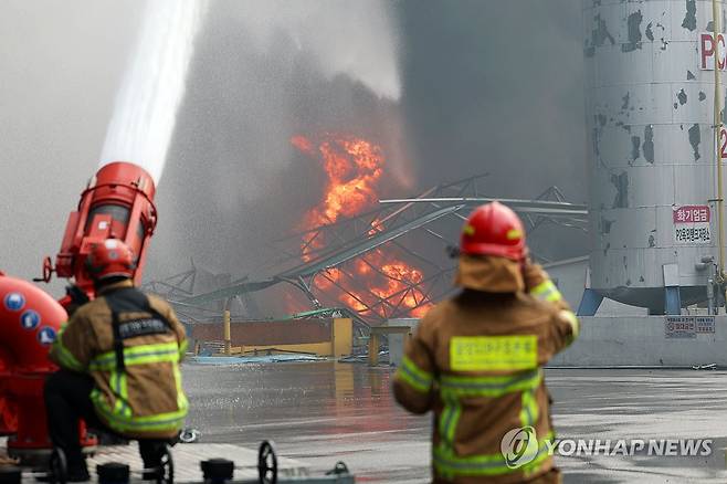 꺼질 줄 모르는 광주 금호타이어 광주공장 화재 (광주=연합뉴스) 정다움 기자 = 17일 오후 광주 광산구 송정동 금호타이어 광주공장에서 소방 당국이 진화 작업을 하고 있다.
    이날 오전 7시 11분께 발생한 불은 꺼지지 않고 11시간째 이어지고 있다. 2025.5.17 daum@yna.co.kr