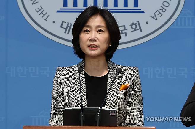 허은아, 이준석에 공개토론 제안 (서울=연합뉴스) 김주성 기자 = 개혁신당 허은아 전 대표가 12일 서울 여의도 국회 소통관에서 이준석 의원에게 공개토론을 제안하는 기자회견을 하고 있다. 2025.2.12 utzza@yna.co.kr