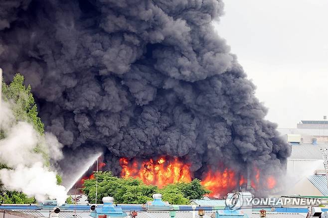 금호타이어 광주공장 화재…치솟는 검은 연기 (광주=연합뉴스) 정다움 기자 = 17일 오전 광주 광산구 송정동 금호타이어 광주공장에서 불이 나 검은 연기가 치솟고 있다.
    소방 당국은 광주 전체 소방서 인력을 동원하는 대응 2단계를 발령해 진화 중이다. 2025.5.17 daum@yna.co.kr