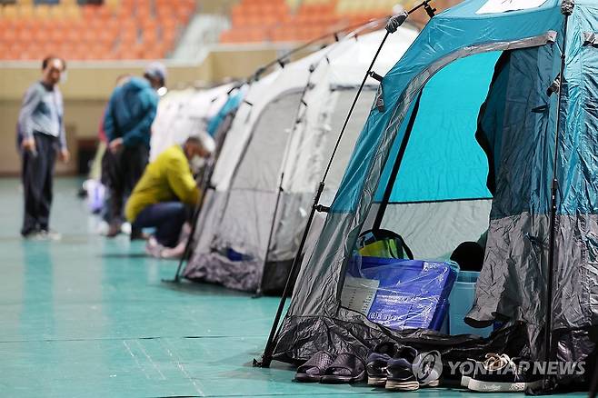 대피소 생활 시작한 광주 광산구 주민들 (광주=연합뉴스) 정다움 기자 = 금호타이어 광주공장 화재가 발생한 17일 오후 광주 광산구 광주여자대학교 체육관에 마련된 대피소에서 주민들이 이동하고 있다.
    이날 오전 7시11분께 시작한 불은 꺼지지 않고 13시간째 이어지고 있다. 2025.5.17 daum@yna.co.kr