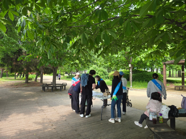 지난 15일 수원시 어린이집 보육교사들이 아동학대 혐의로 검찰에 넘겨진 것과 관련 학부모들이 수원시 서호공원에서 시민들에게 탄원서를 받고 있다. /학부모 A씨 제공