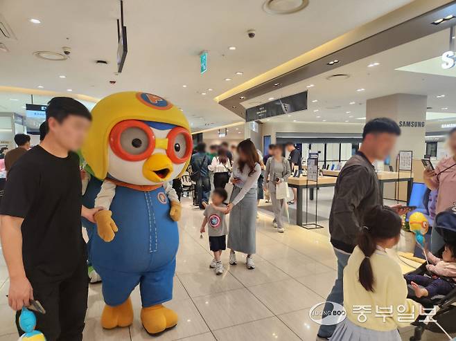 18일 AK플라자 수원에서 열린 '뽀로로 플레이마켓' 팝업스토어 앞 뽀로로 코스튬 퍼레이드가 진행되고 있다. 이보현 기자