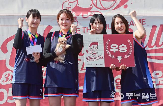 18일 수원 화성행궁광장 특설코트에서 열린 2025 위너볼 3x3 전국 농국대회 여성부서 우승한 W할스바나가 기념사진을 찍고 있다. 임채운기자