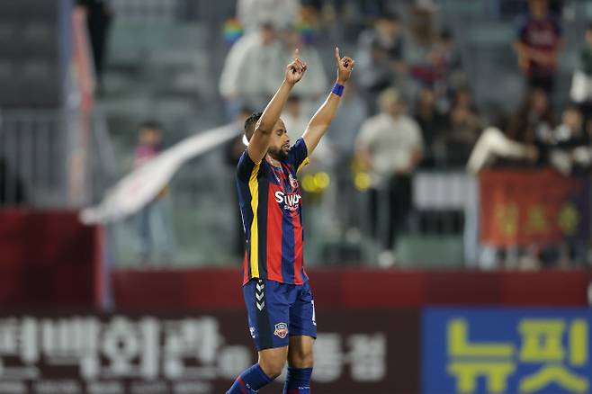 18일 수원종합운동장에서 열린 2025 하나은행 K리그1 14라운드 홈 경기에서 수원FC의 안데르손이 대전을 상대로 골을 넣은뒤 세리머니를 하고 있다. 사진=한국프로축구연맹