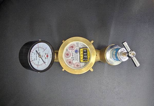 절수형 감압밸브 일체형 수도 계량기.