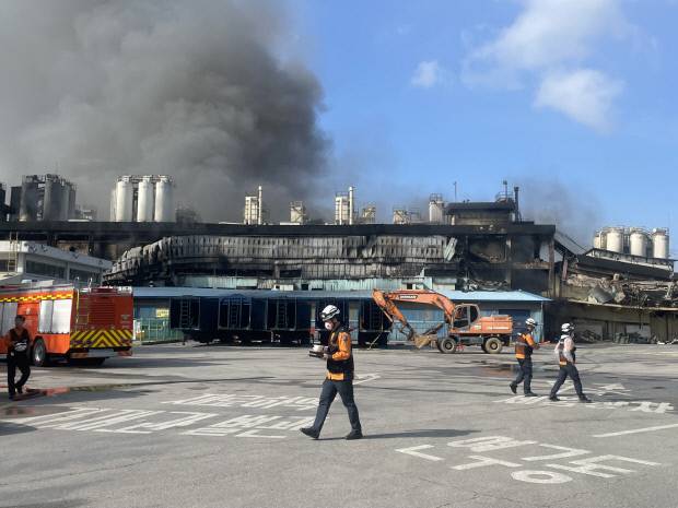 18일 광주시 광산구 금호타이어 공장이 전날 발생한 화재로 일부동이 무너져 있다.