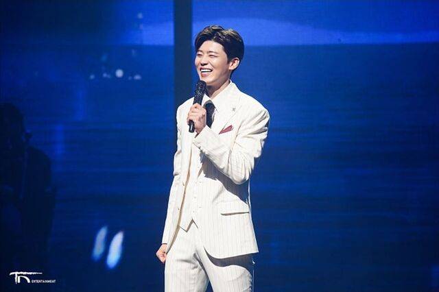 지난 17일 오후 6시 전북대 삼성문화회관서 열린 단독 콘서트 쇼맨쉽에서 가수 박지현이 팬들과 소통하고 있다./사진=박지현 오피셜