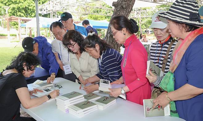 제33회 오영수문학상 수상자인 천운영 작가가 사인회를 진행하고 있다. 이수화 기자