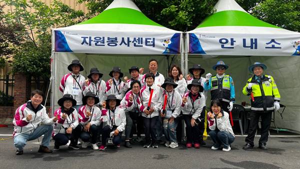 전국장애학생체전에서 김해시 자원봉사자들이 봉사활동을 하고 있다. / 김해시