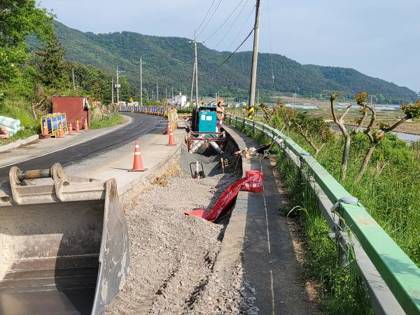 고성군 삼산면 미룡리에서 장치리까지 관로 공사 작업구간 100여m의 도로가 점용되고 있어 운전자들이 통행에 불편함을 호소하고 있다. 이대형 기자