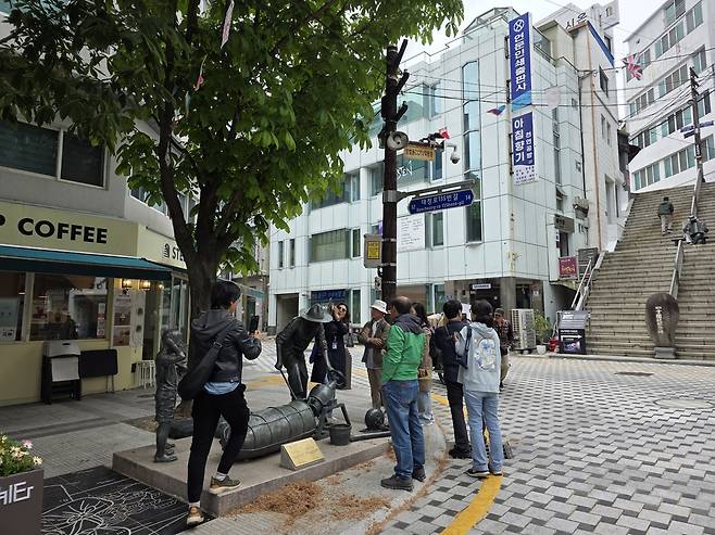 피난민의 만남의 장소로 유명했던 40계단 앞.