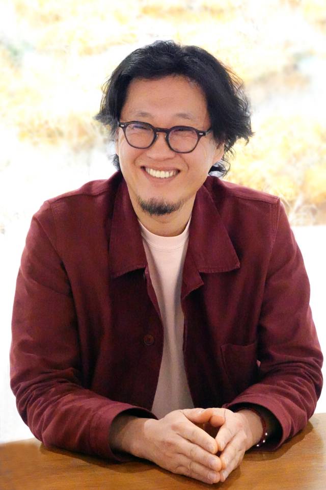 국제갤러리 부산점에서 인터뷰 중인 정연두 작가. 김은영 기자 key66@