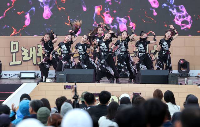 지난 17일 오후 부산 해운대해수욕장에서 열린 ‘해운대 모래축제와 함께하는 2025 해운대글로컬 댄스 컴페티션’ 참가자들이 화려한 군무를 선보이고 있다. 정종회 기자 jjh@