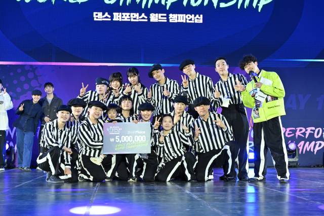 2025 부산스텝업댄스페스티벌 ‘댄스 퍼포먼스 월드 챔피언십’에서 2등을 차지한 ‘락앤롤 크루’ . 청년문화진흥협회 제공