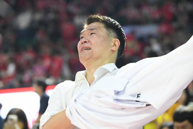 조상현 창원 LG 세이커스 감독이 우승 후 감격의 눈물을 흘리고 있다./KBL/