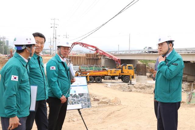 주낙영 경주시장(오른쪽)이 APEC 정상회의를 앞두고 관련 인프라 확충을 위한 사업현장을 점검하고 있다. 경주시 제공