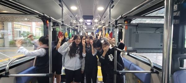 양문형 버스에 탑승한 학생들 모습.