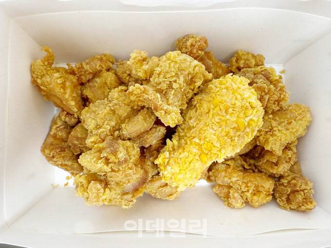 실제 치킨과 함께 놔본 CU 치킨 아이스크림. (사진=한전진 기자)