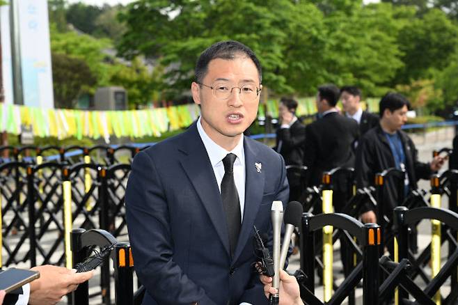 무소속 김상욱 국회의원이 18일 광주 북구 운정동 국립 5·18 민주묘지 민주의문 앞에서 더불어민주당 입당 기자회견을 하고 있다.(사진=연합뉴스)